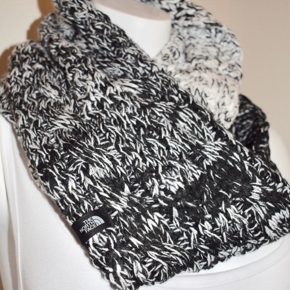 THE NORTH FACE WOMEN’S EAR GEAR AND SCARF SET - Picture 2 of 8